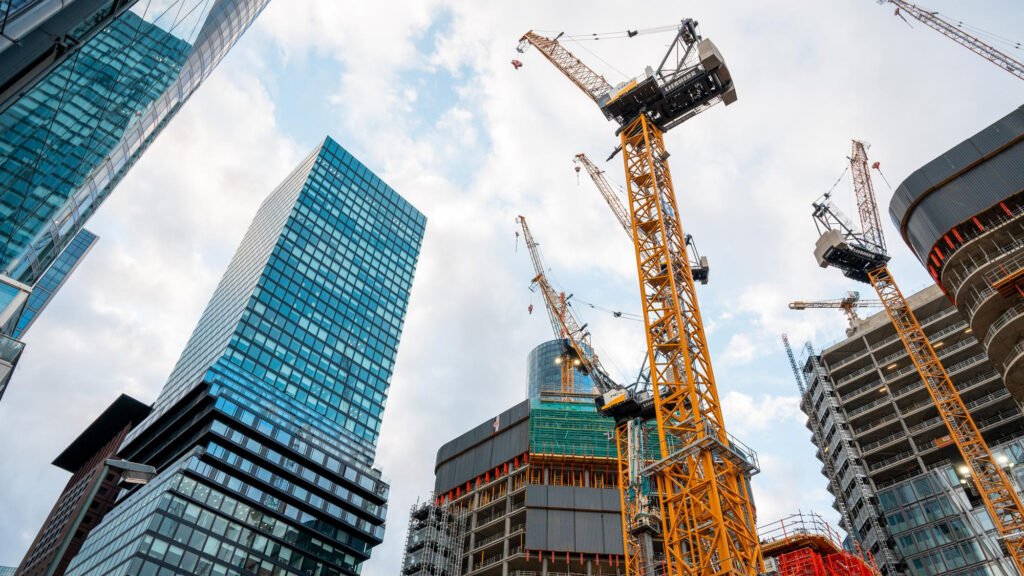 أعمال إنشاء مبنى باستخدام الرافعات